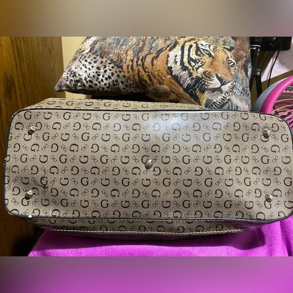 LARGE GUESS VINTAGE AND RARE SHOULDER PURSE - Picture 8 of 8